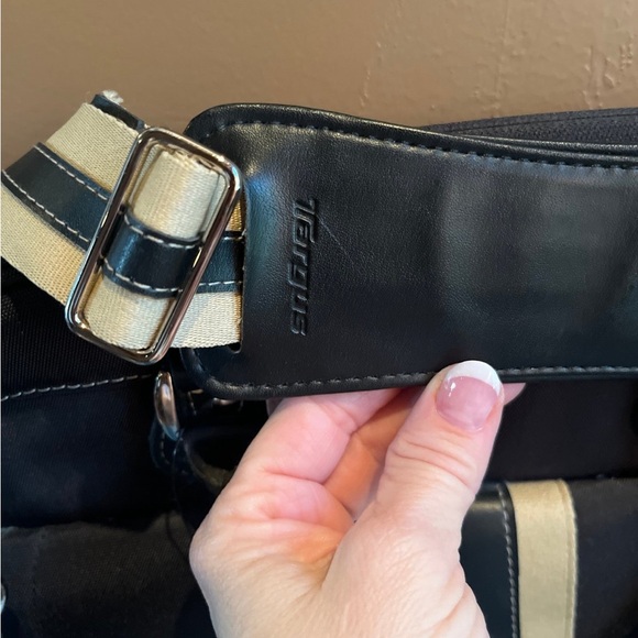 Targus Getta Ladies Notebook Slipcase - Laptop Carrying case - Black, tan - Picture 5 of 6